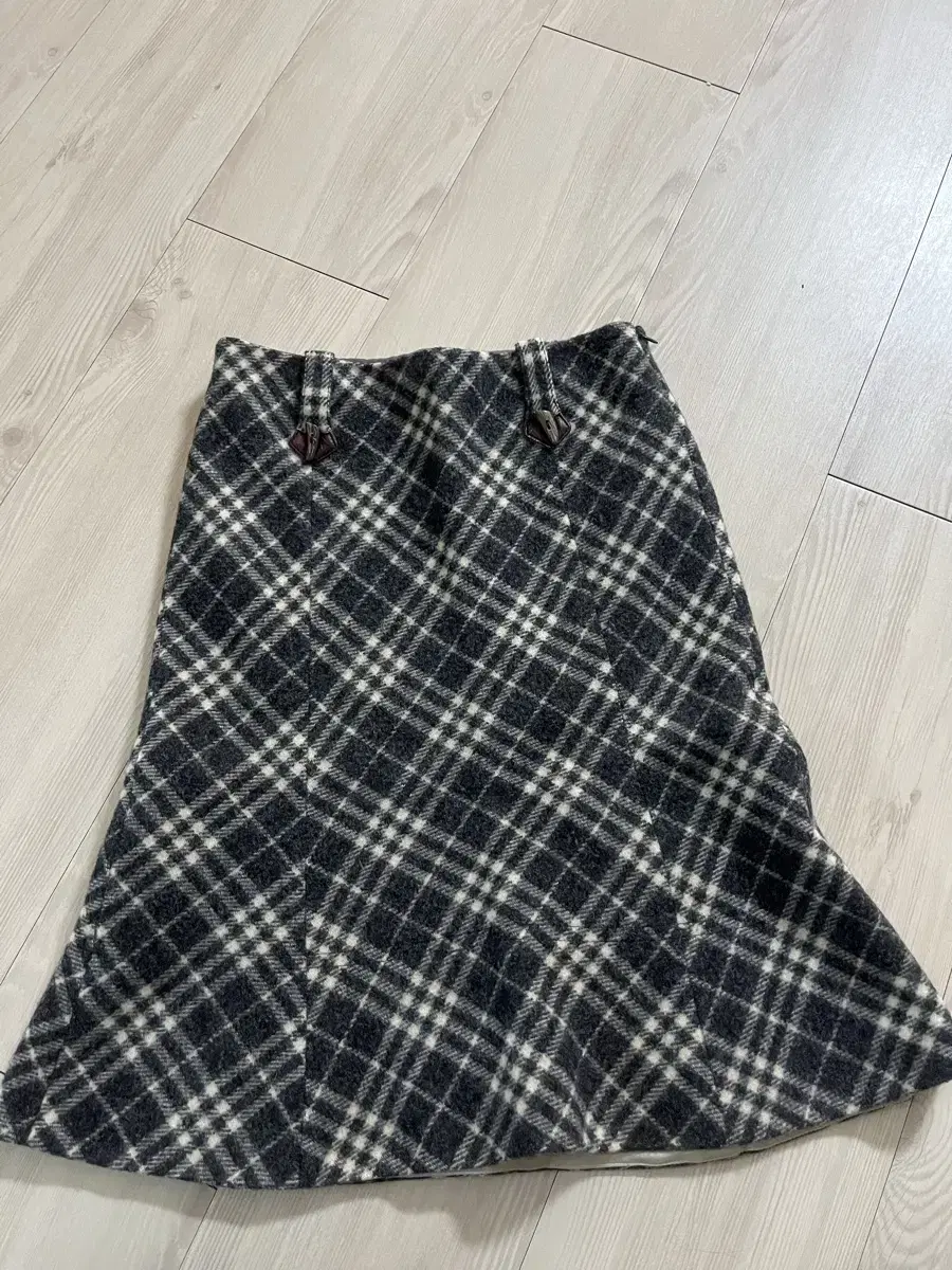 버버리 Burberry 그레이 체크 플레어스커트 미디 57cm 26추천