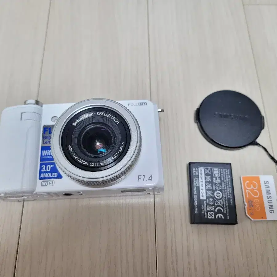 삼성 F1.4 조리개의 하이엔드 EX2F 카메라 1240만화소 디카