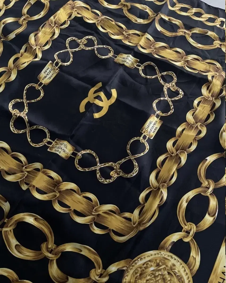 정품 샤넬 실크 스카프 (black and gold chain)