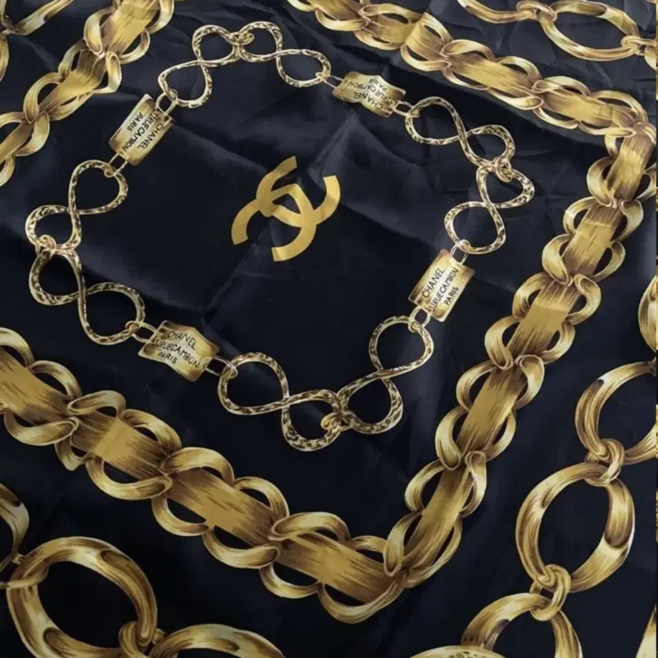 정품 샤넬 실크 스카프 (black and gold chain)