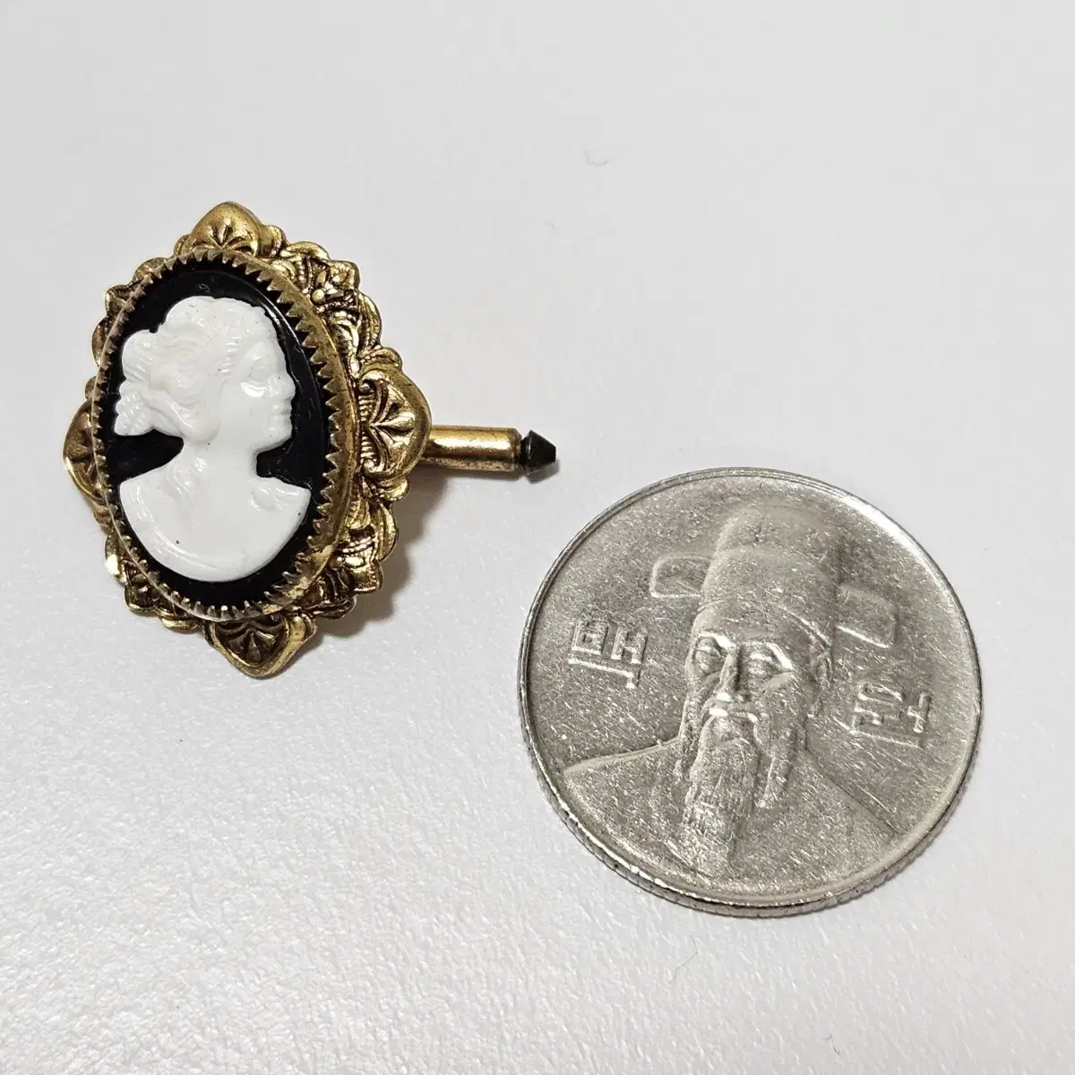 [Vintage Jewelry] Cameo Button Decoration