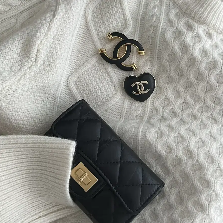 CHANEL 샤넬 가죽 cc 로고 브로치