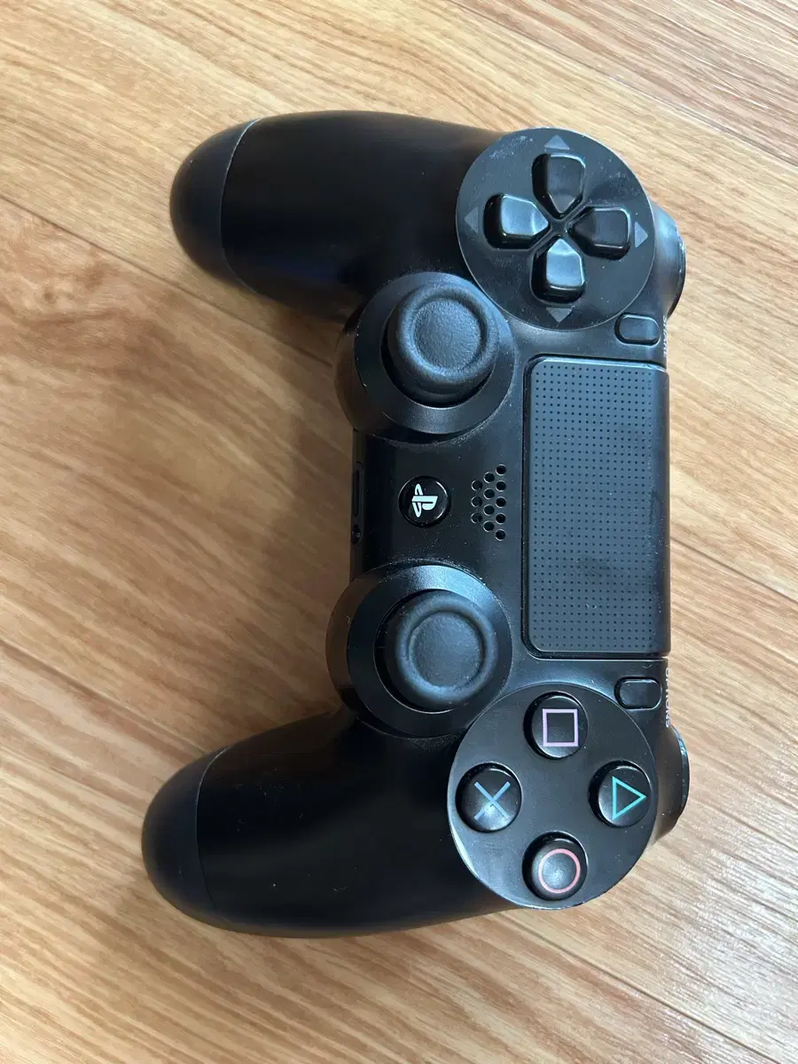 Ps4 본체 + 컨트롤러 1개 + CD 7장