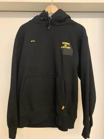 FR2 WHERE IS A BITCH? 후드티 블랙