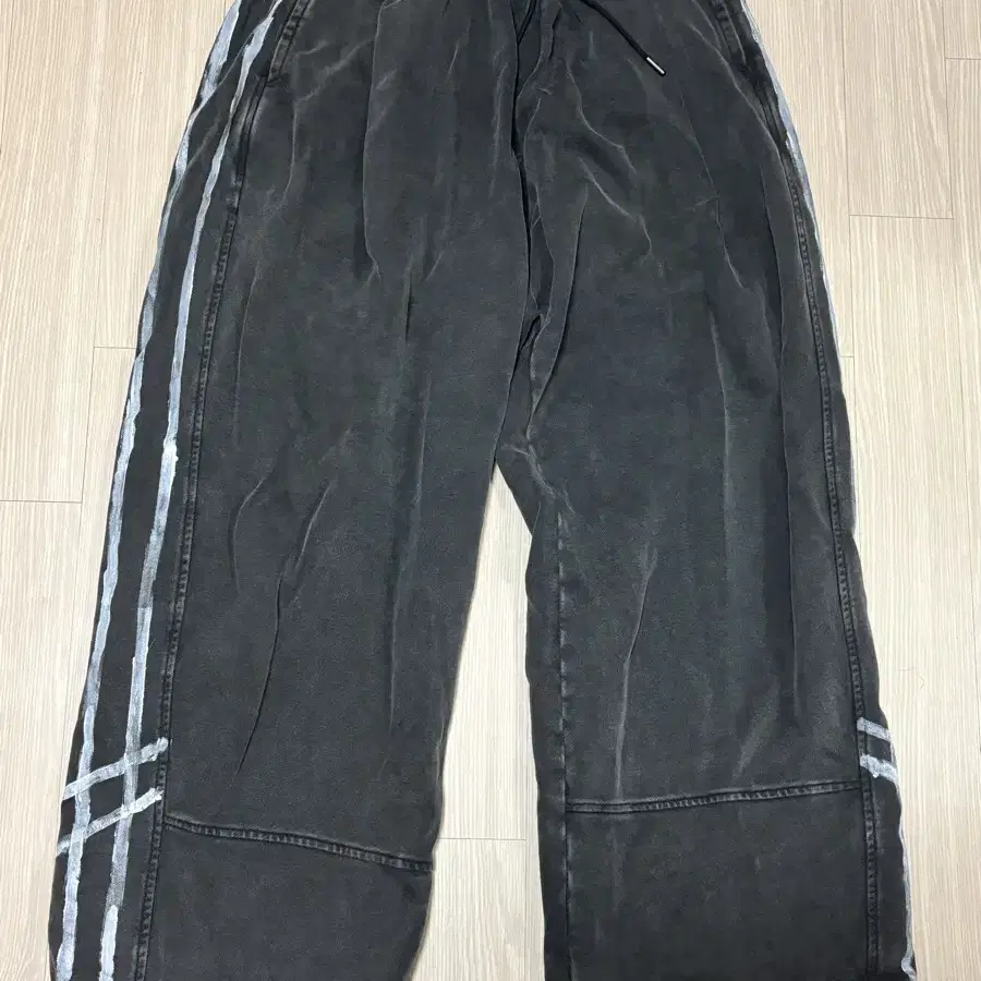 비긴 202 Hand Painting Track Pants