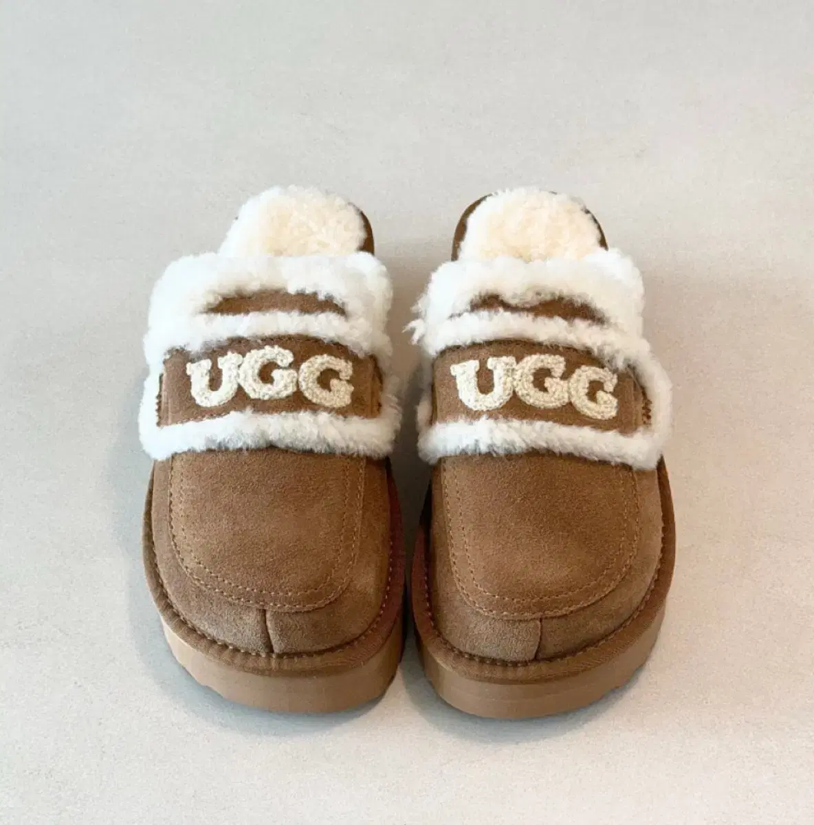 UGG 체스트넛 플랫폼 슬리퍼 240 미사용