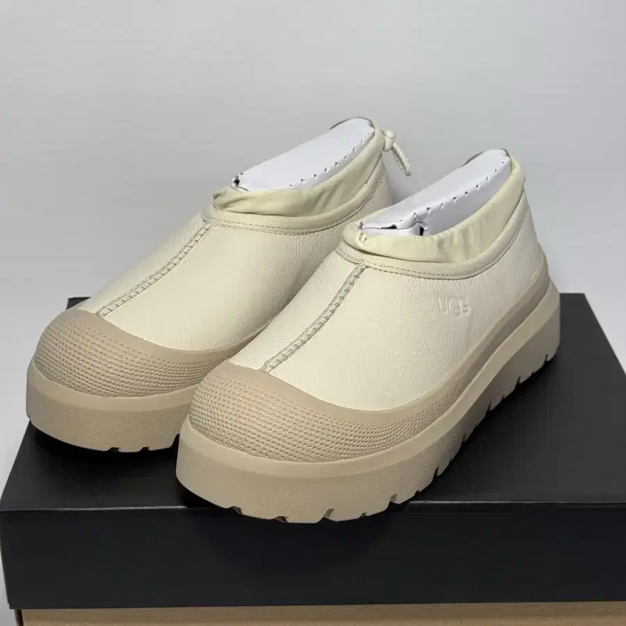 [무료배송] 어그 UGG 클래식 숏 웨더 하이브리드 화이트페퍼 260mm