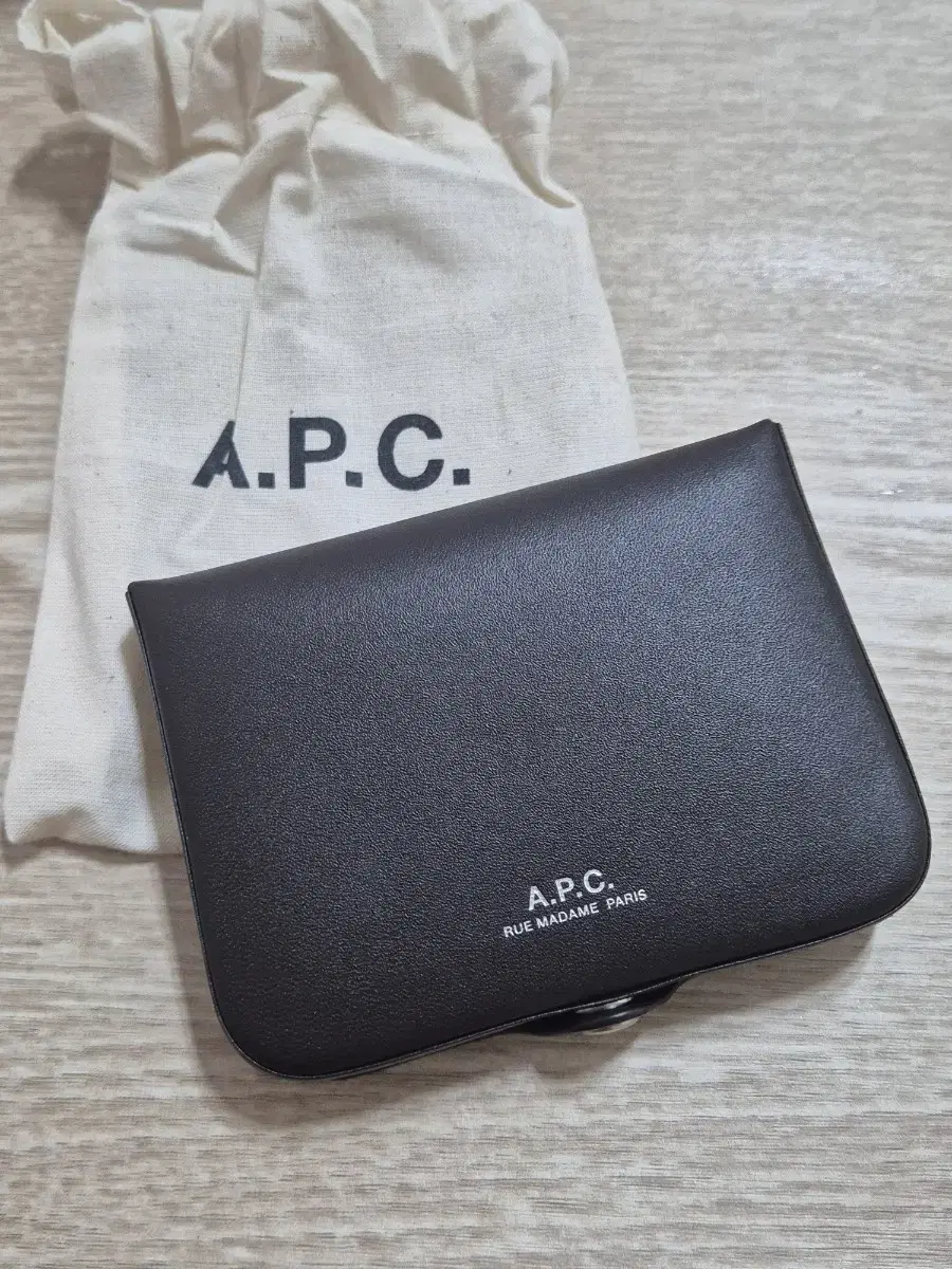 A.P.C. 조쉬 카드지갑 다크브라운