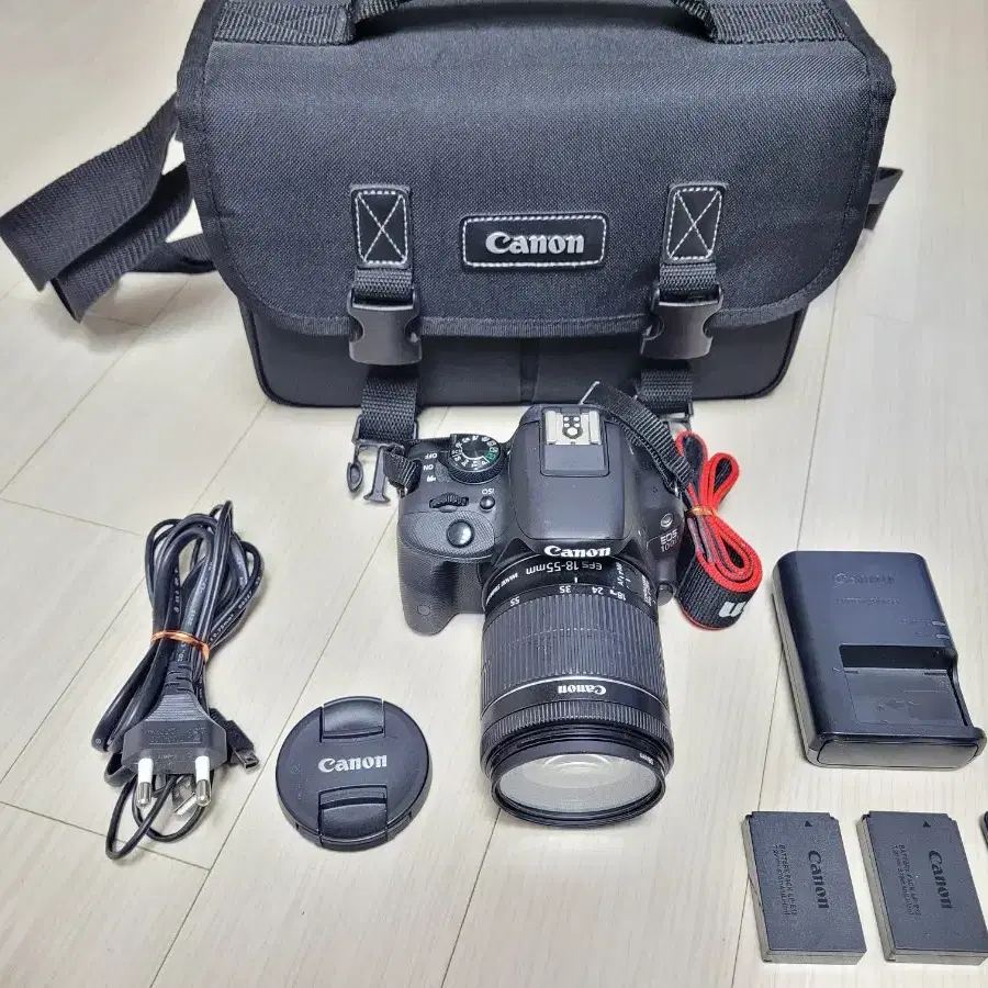 깔끔한 캐논 카메라 EOS 100D 와 18-55 STM 렌즈