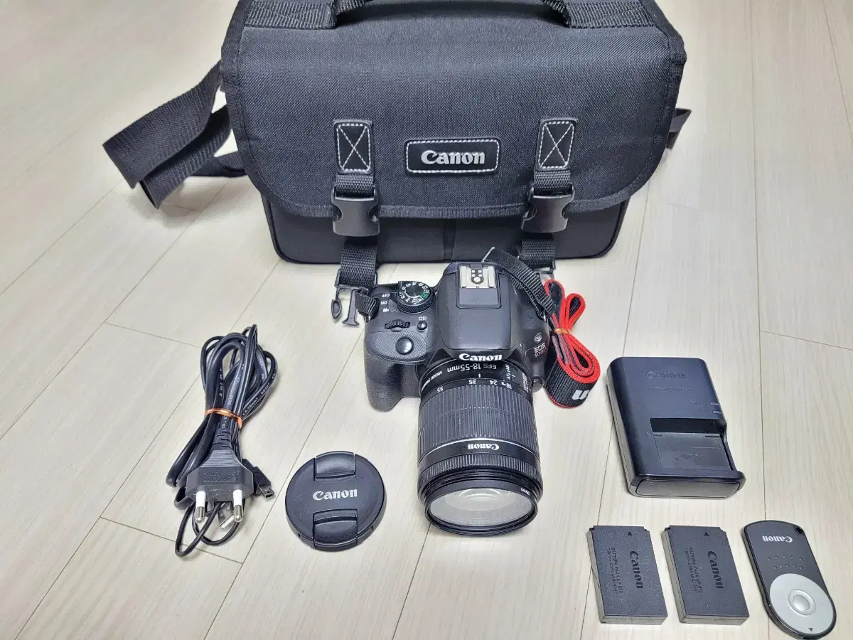 깔끔한 캐논 카메라 EOS 100D 와 18-55 STM 렌즈