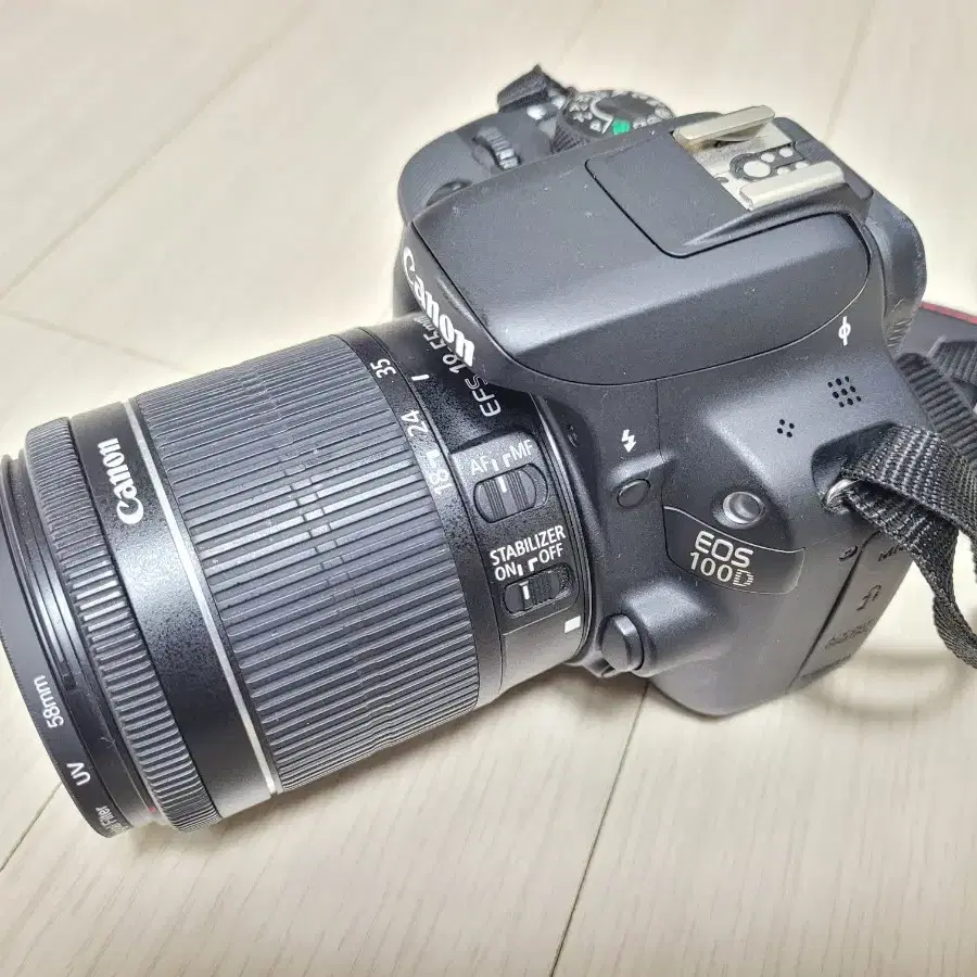 깔끔한 캐논 카메라 EOS 100D 와 18-55 STM 렌즈