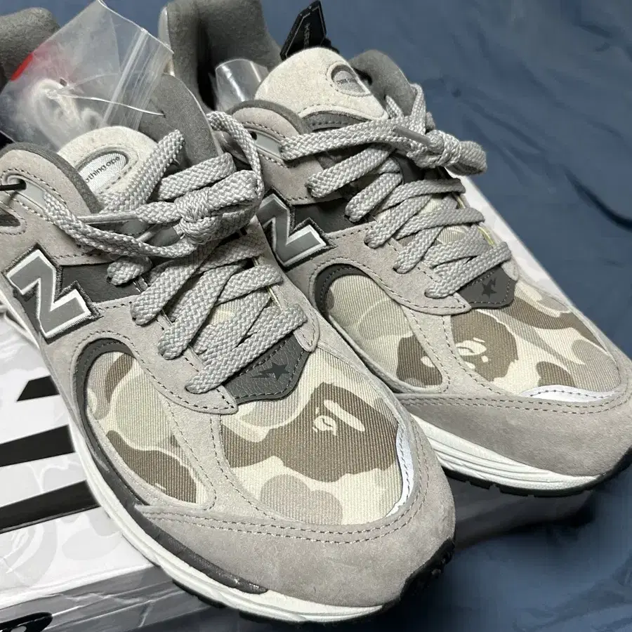 [275] NEW BALANCE X BAPE 2002R 그레이카모