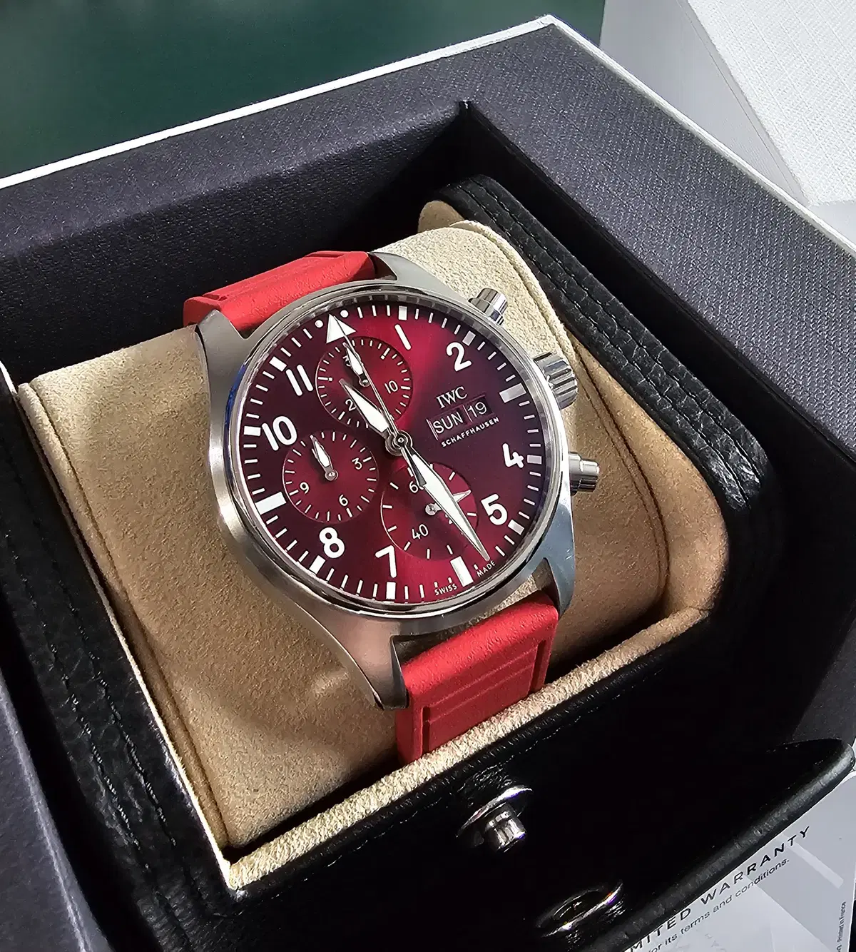 IWC 파일럿 크로노그래프 41mm 한정판 레드 다이얼 판매합니다