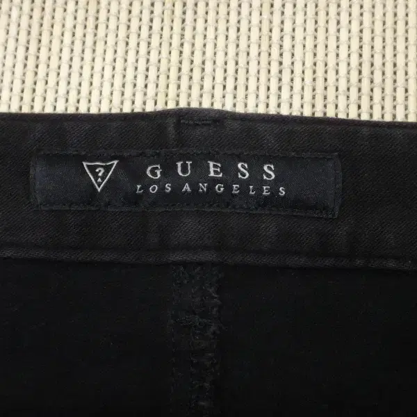 (31in) 게스 GUESS 남성 블랙 데님팬츠