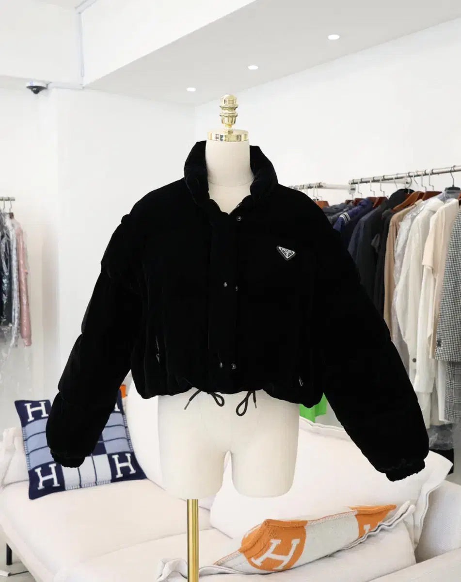 프라다 벨벳 크롭패딩 36