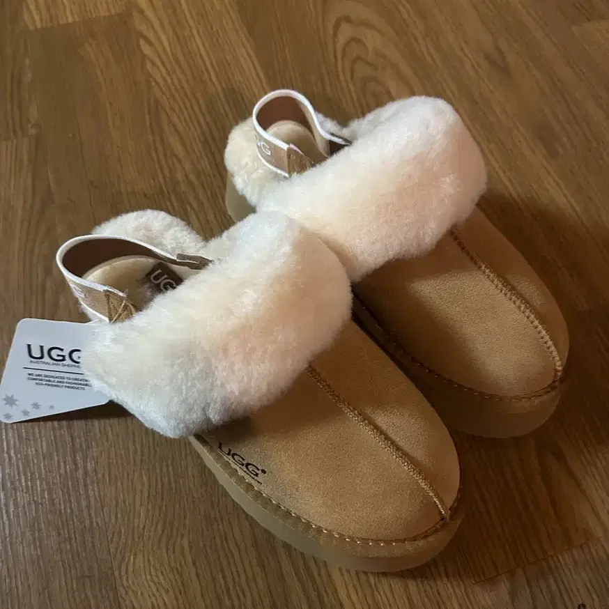 UGG 플랫폼 슬리퍼 240