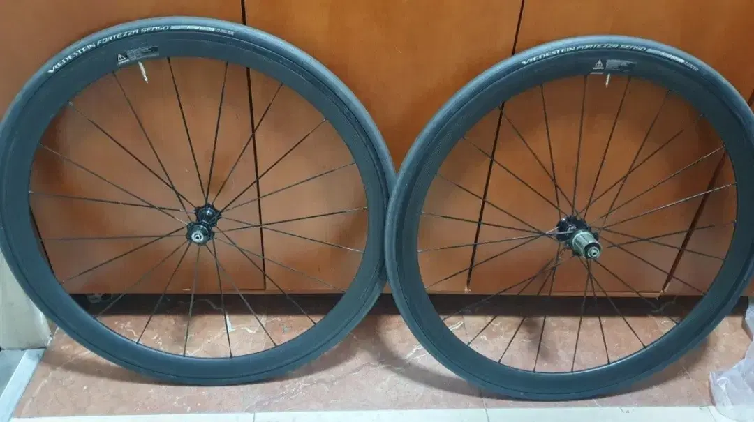 Quick sale csc 38mm carbon wheelset + tires