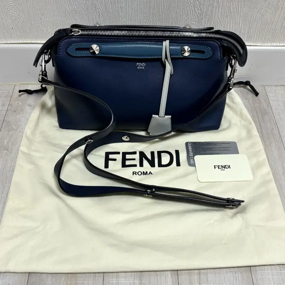 Fendi 펜디 바이더웨이 백 미듐 한정판 네이비 더스트백 게런티카드