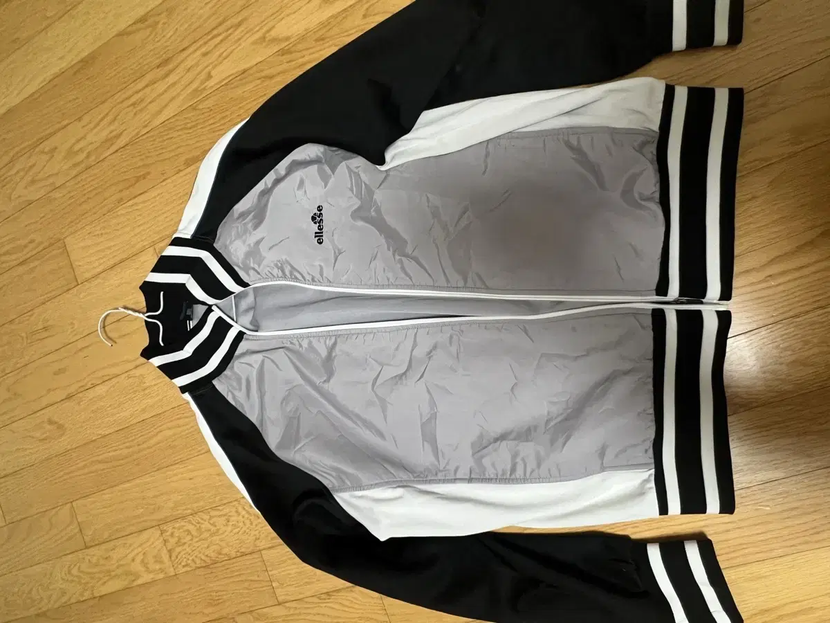 L'Essentiel Zip-up 100 (vahn-geup-taek-po-gwageo)