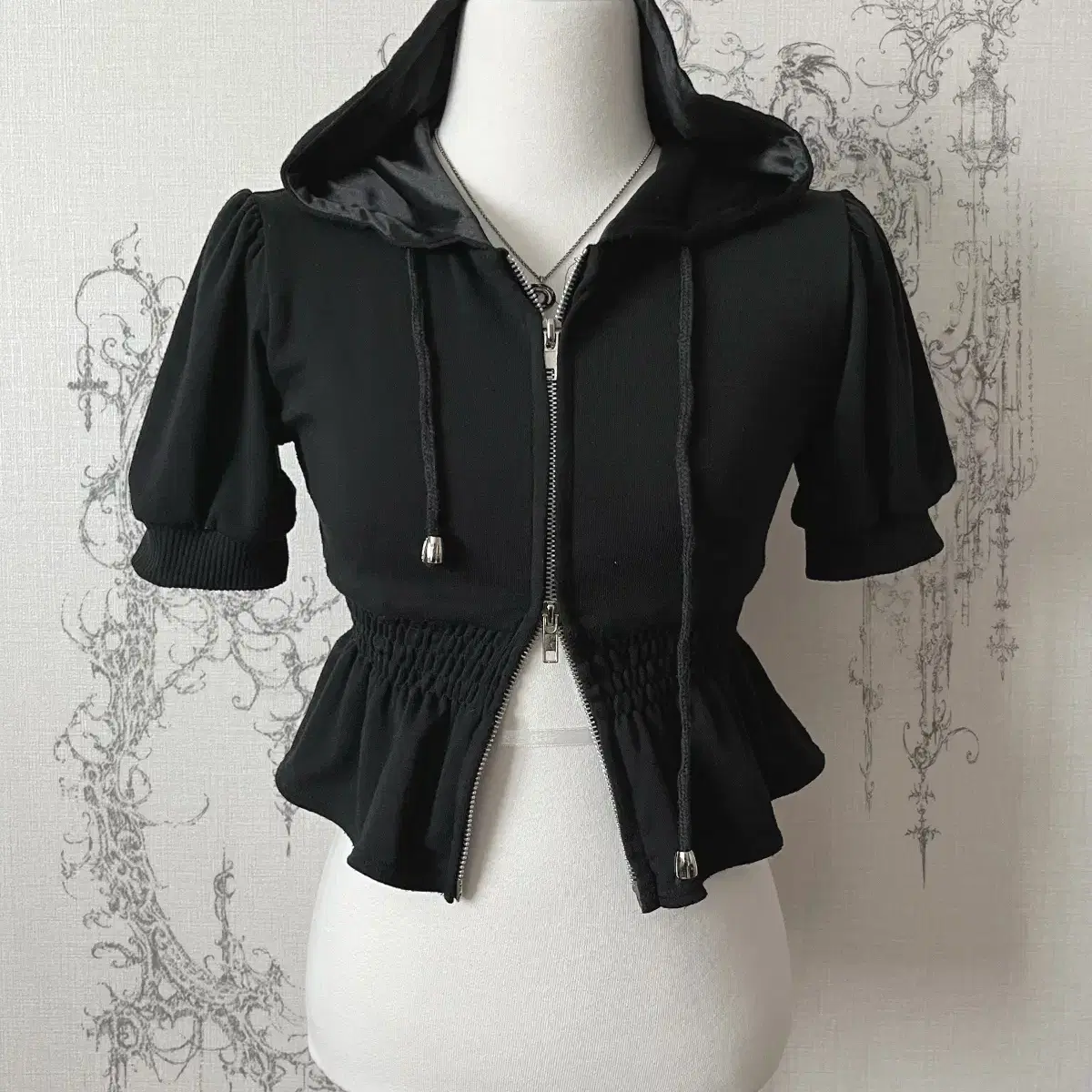 (body line) crop zip-up hood (black)