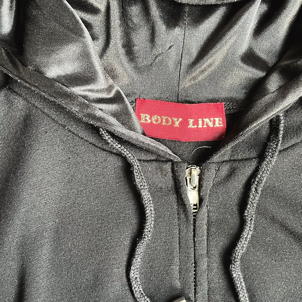 (body line) crop zip-up hood (black)