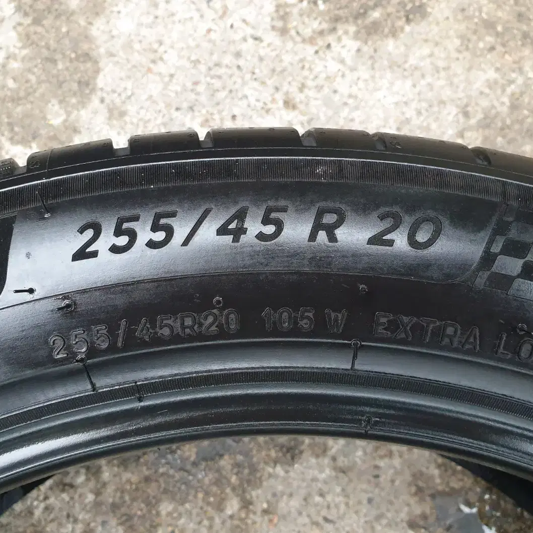 2554520 중고타이어 미쉐린 파일럿스포츠4SUV 255/45R20세트