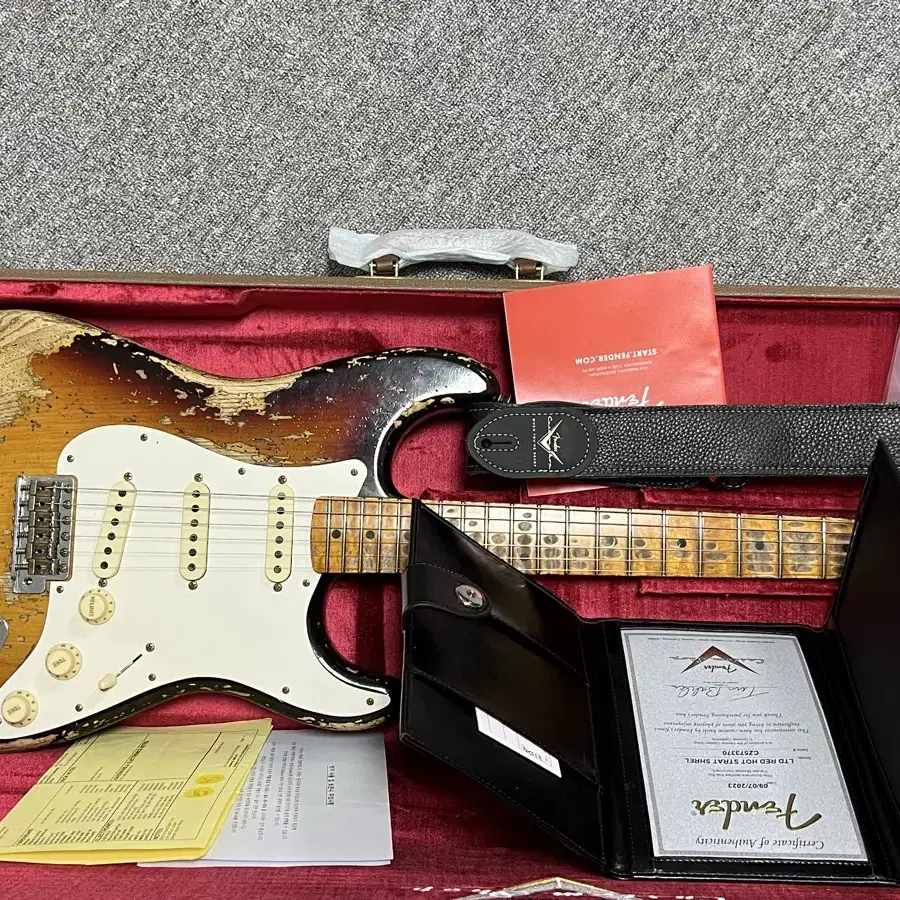 펜더 커스텀샵 Limited-edition Red Hot Strat Su