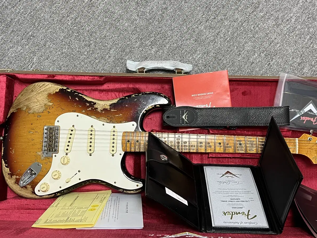 펜더 커스텀샵 Limited-edition Red Hot Strat Su