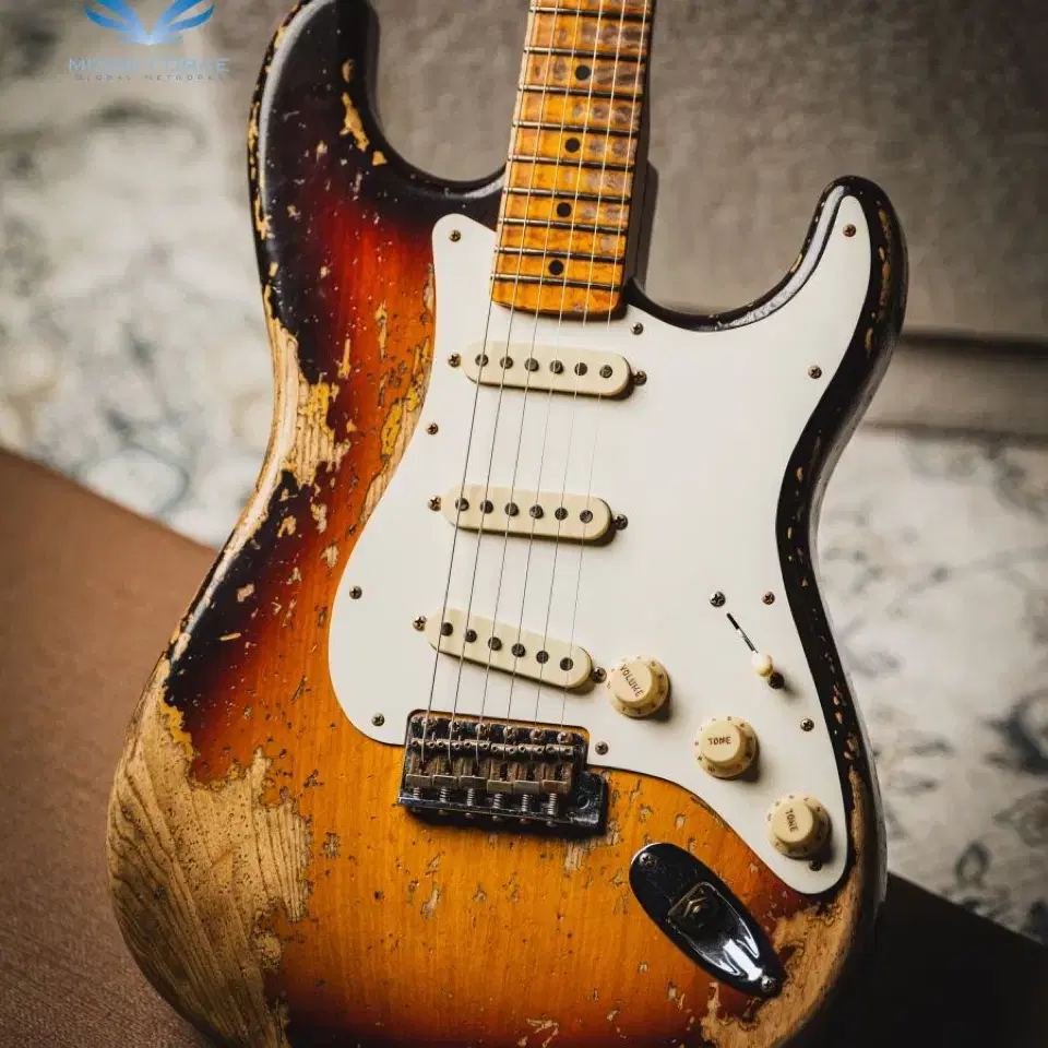 펜더 커스텀샵 Limited-edition Red Hot Strat Su