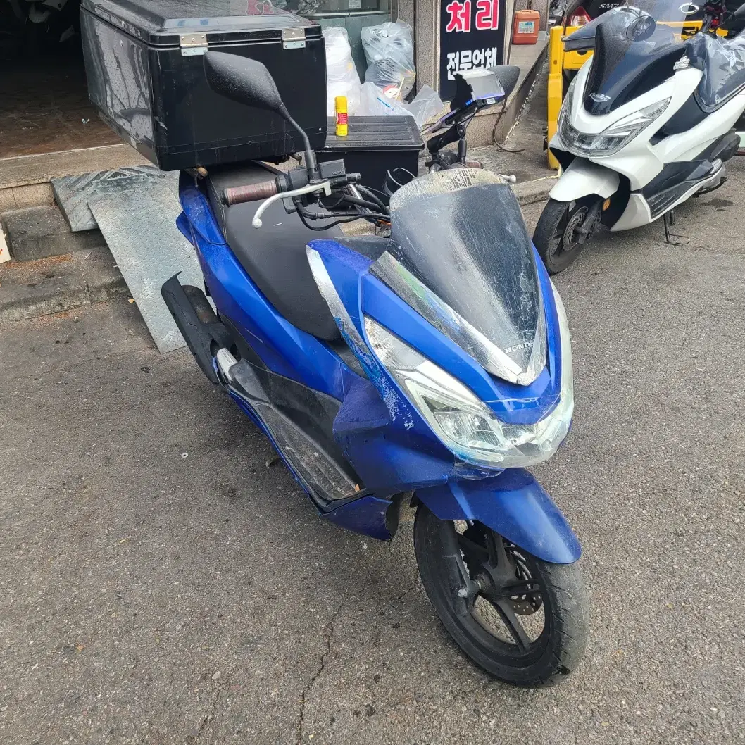 PCX125 17년식 2만9천KM 부품 & 꾸밀 차 판매합니다.