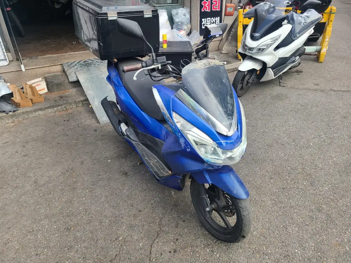 PCX125 17년식 2만9천KM 부품 & 꾸밀 차 판매합니다.