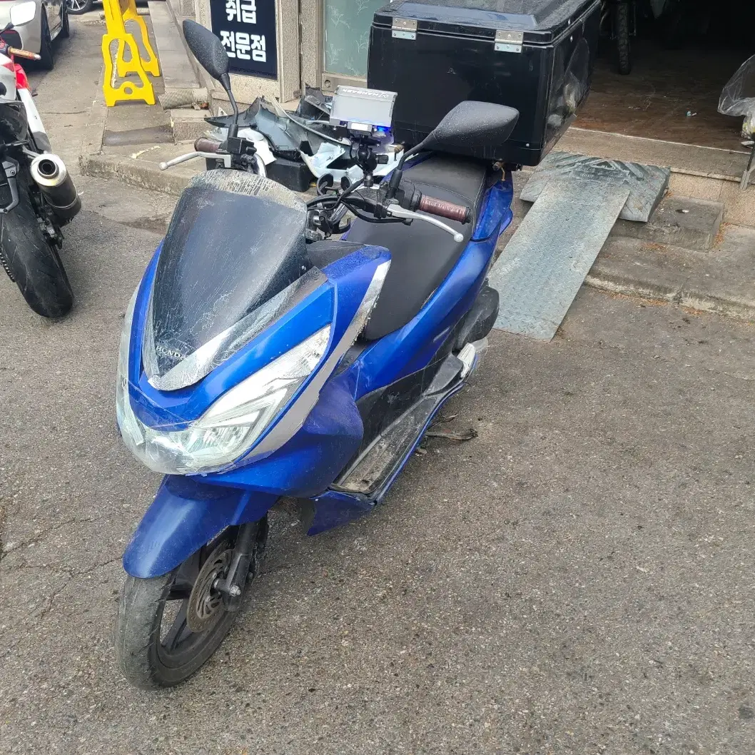 PCX125 17년식 2만9천KM 부품 & 꾸밀 차 판매합니다.