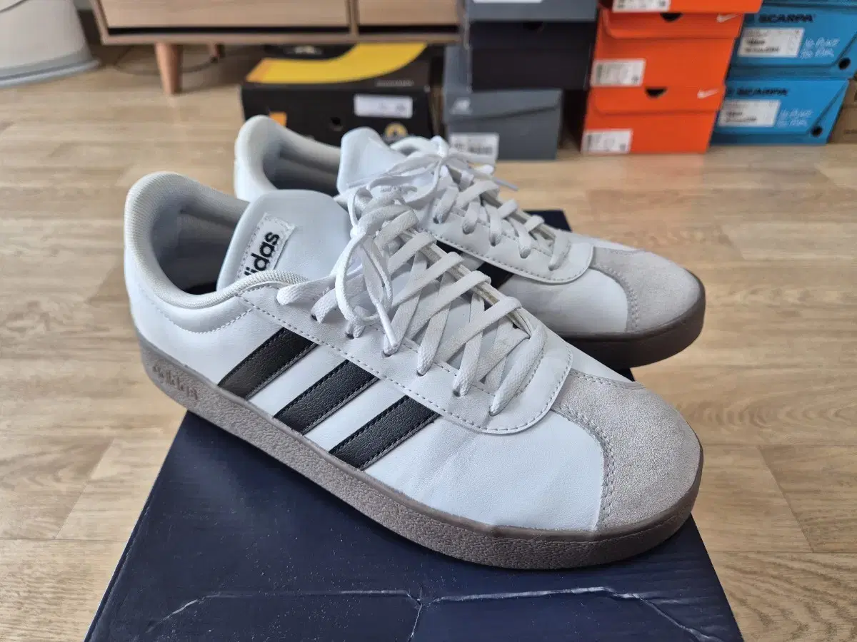 (260) Adidas VL Court Base