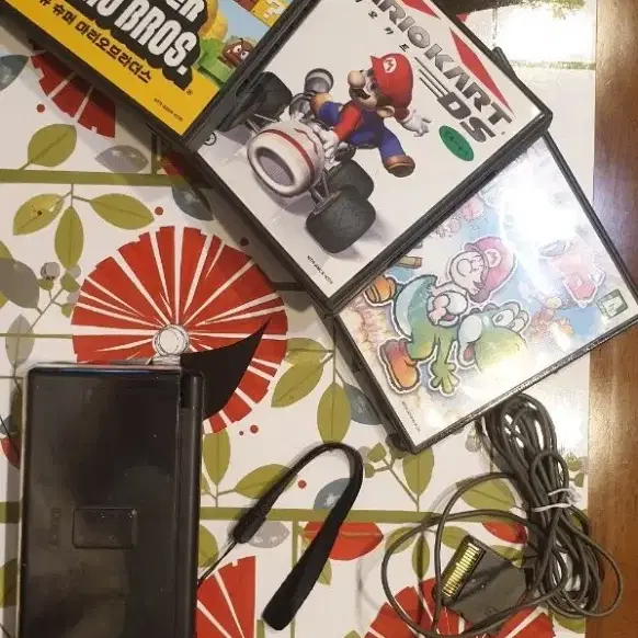 닌텐도 DS Lite + 3팩 + r4 칩 게임 판매합니다.