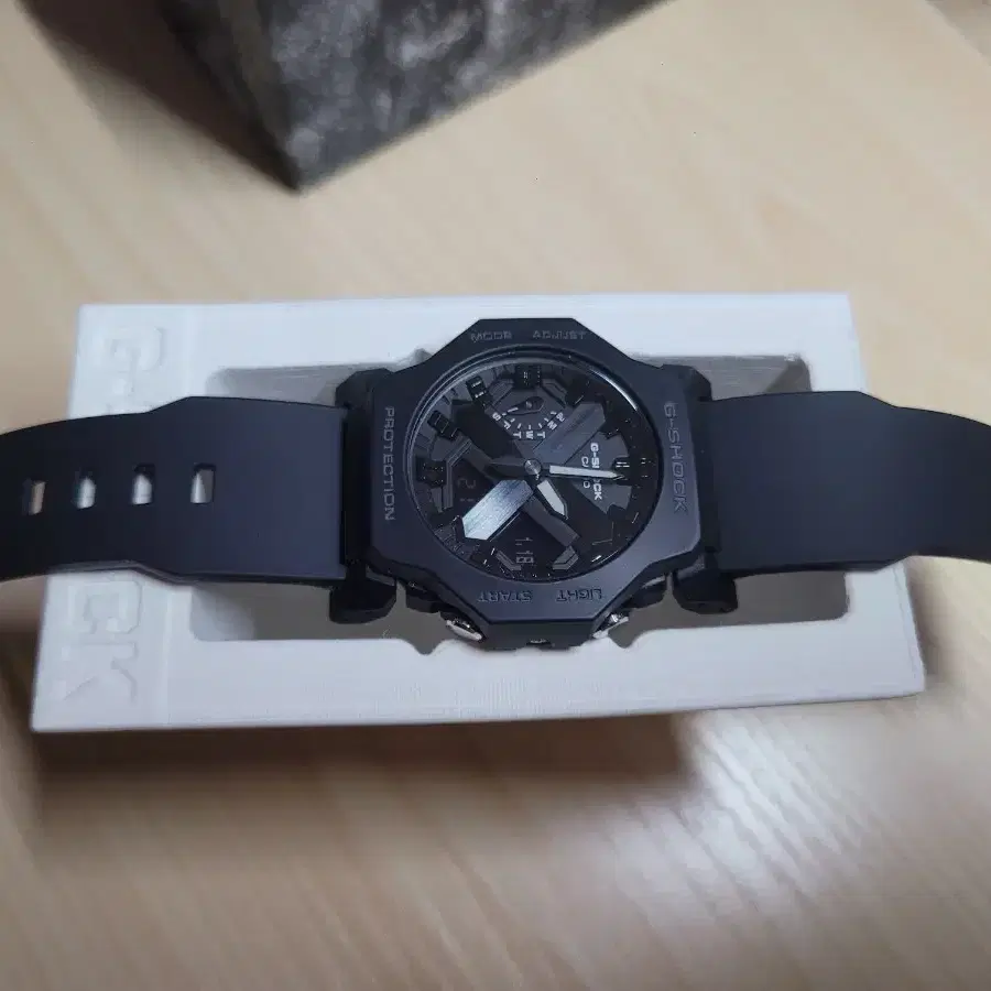 G-SHOCK GA-2300-1ADR 판매합니다.