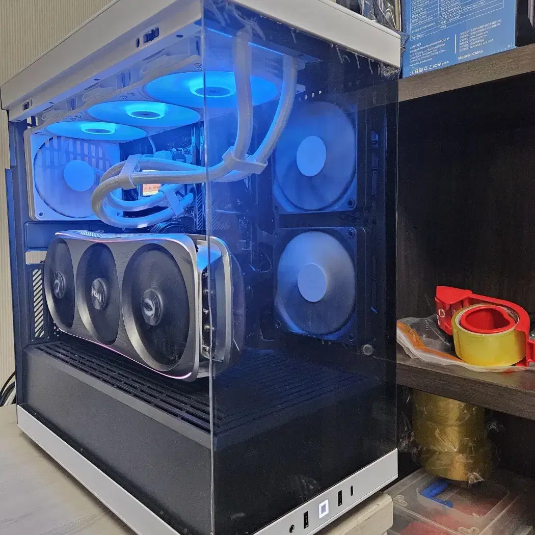 (화이트)라이젠9800X3D 램32G 1테라 4080 SUPER 수냉!~