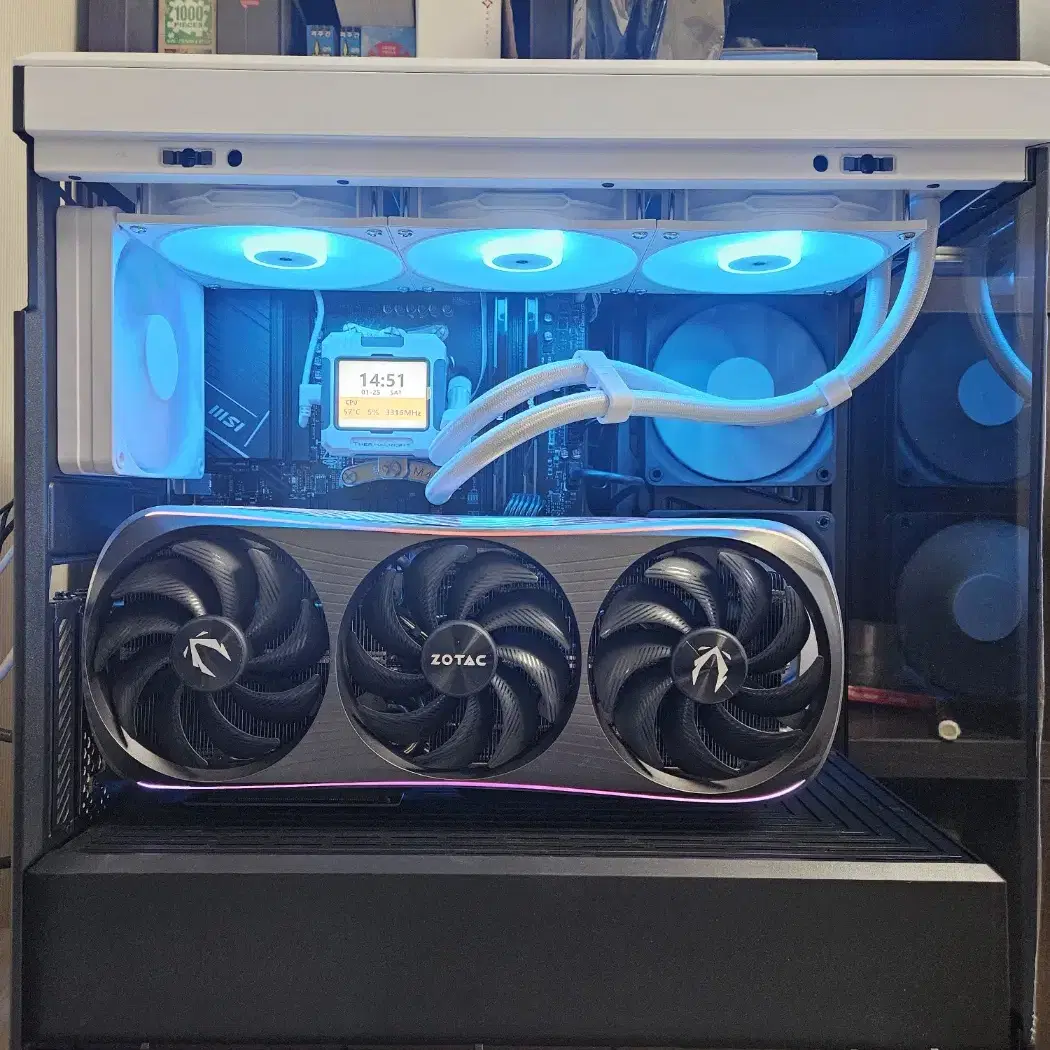 (화이트)라이젠9800X3D 램32G 1테라 4080 SUPER 수냉!~