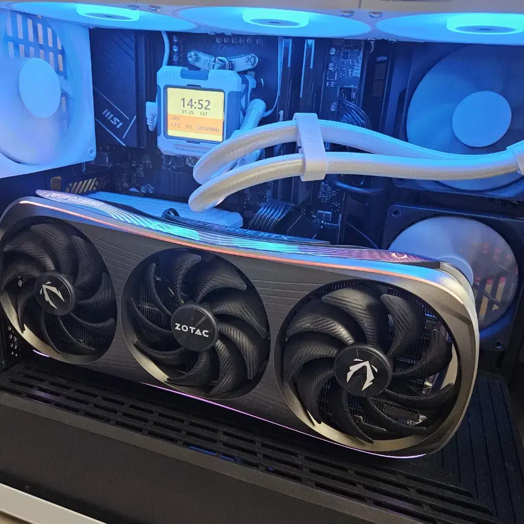 (화이트)라이젠9800X3D 램32G 1테라 4080 SUPER 수냉!~