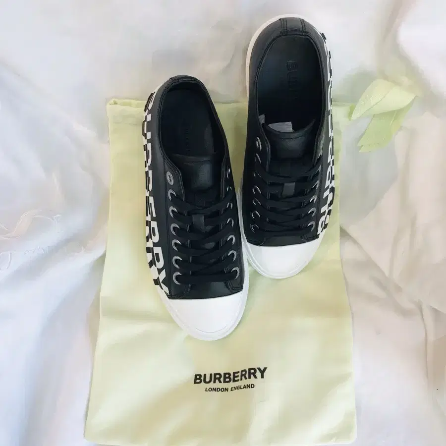 BURBERRY 로고레더블랙스니커즈