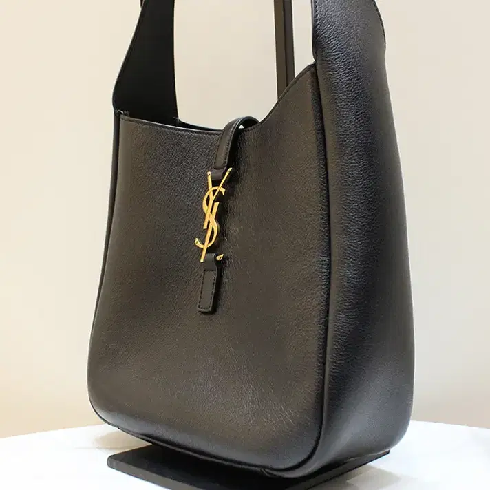 [중고명품다올] 생로랑 YSL LE 5A7 스몰 호보 숄더백 713938