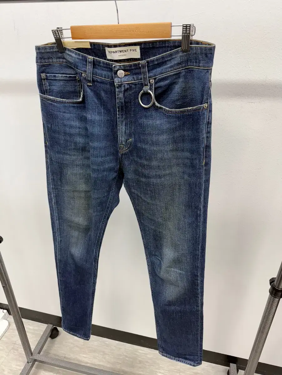 32) Department Washing Slim Jeans