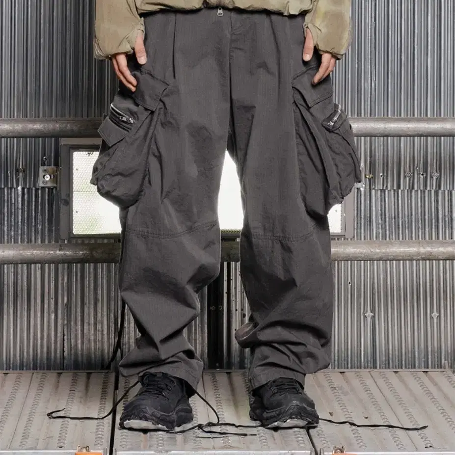 OVAL LARGE FIT CARGO PANTS [BLACK]