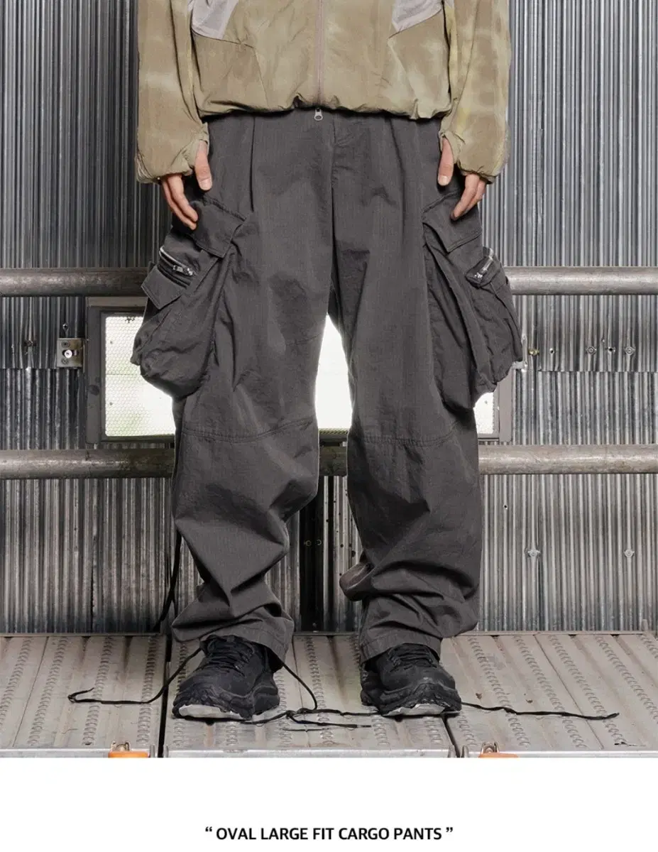 OVAL LARGE FIT CARGO PANTS [BLACK]