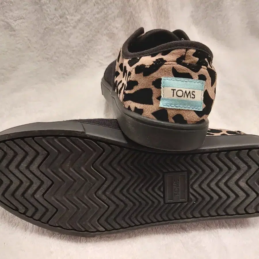 TOMS 스니커즈235