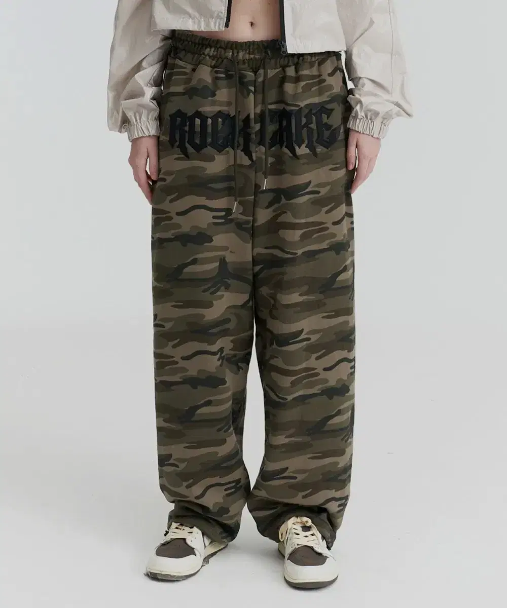 락케이크 카모 팬츠 Camo Metal Graphics Pants