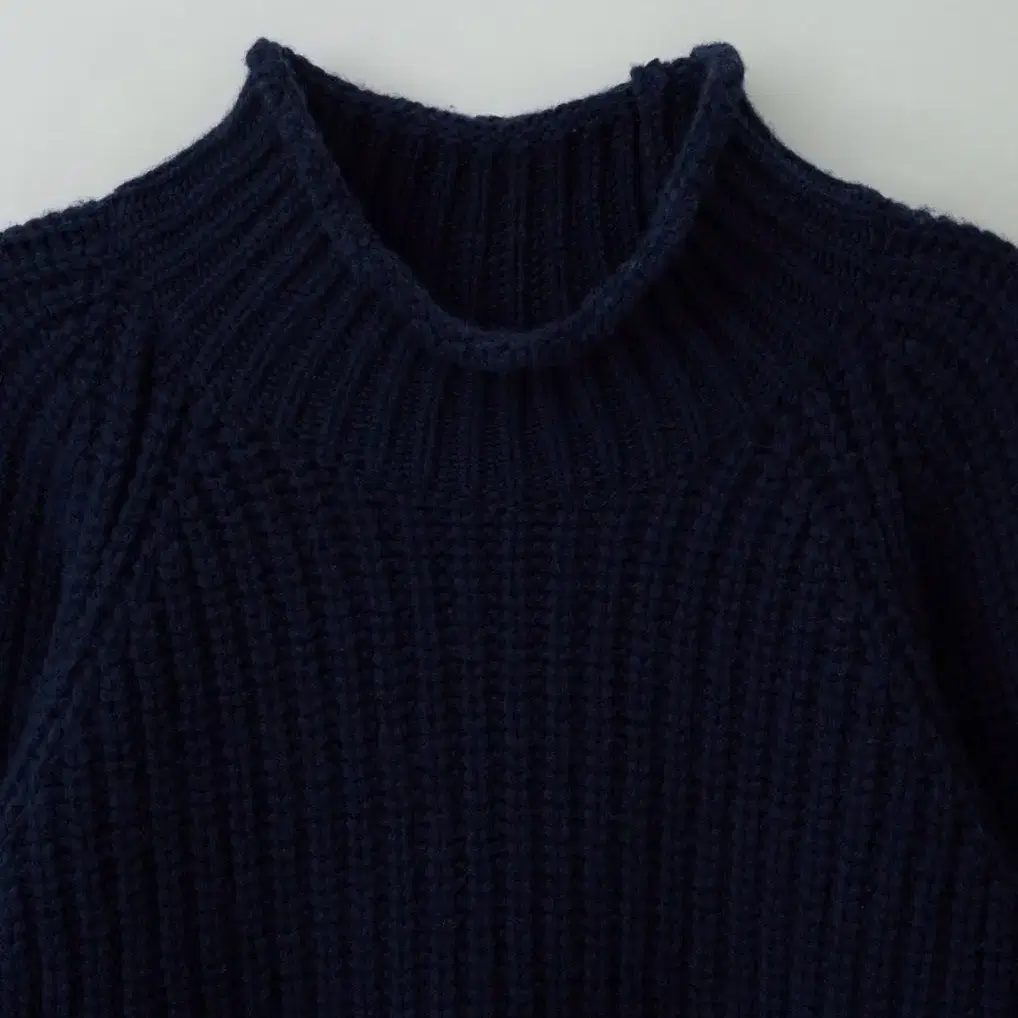 르누이 Harper high-neck ribbed sweater 딥네이비