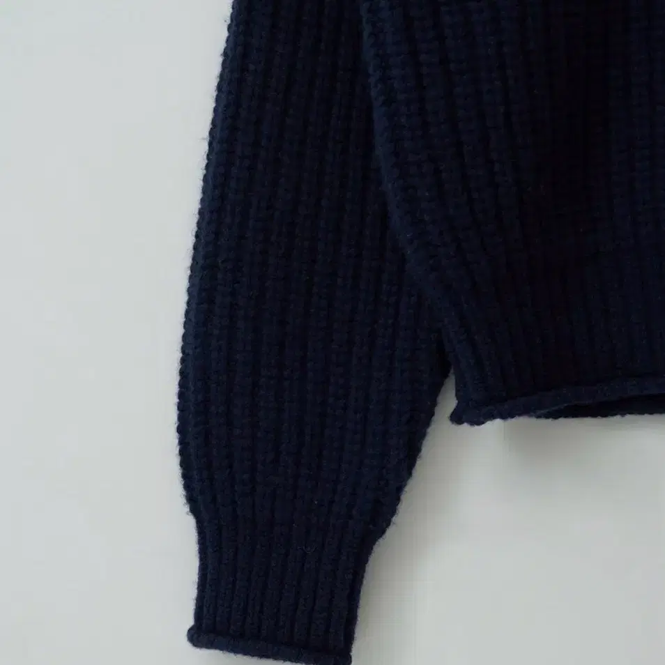 르누이 Harper high-neck ribbed sweater 딥네이비