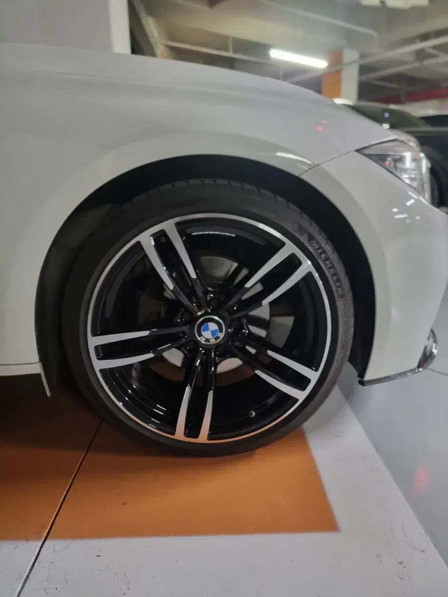 BMW F30 3시리즈 프론트 브레이크 패드 팝니다.