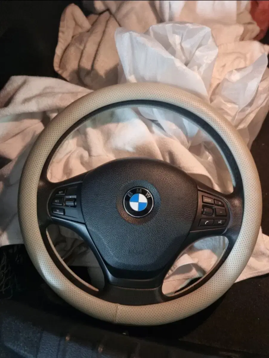 BMW  핸들 팝니다.