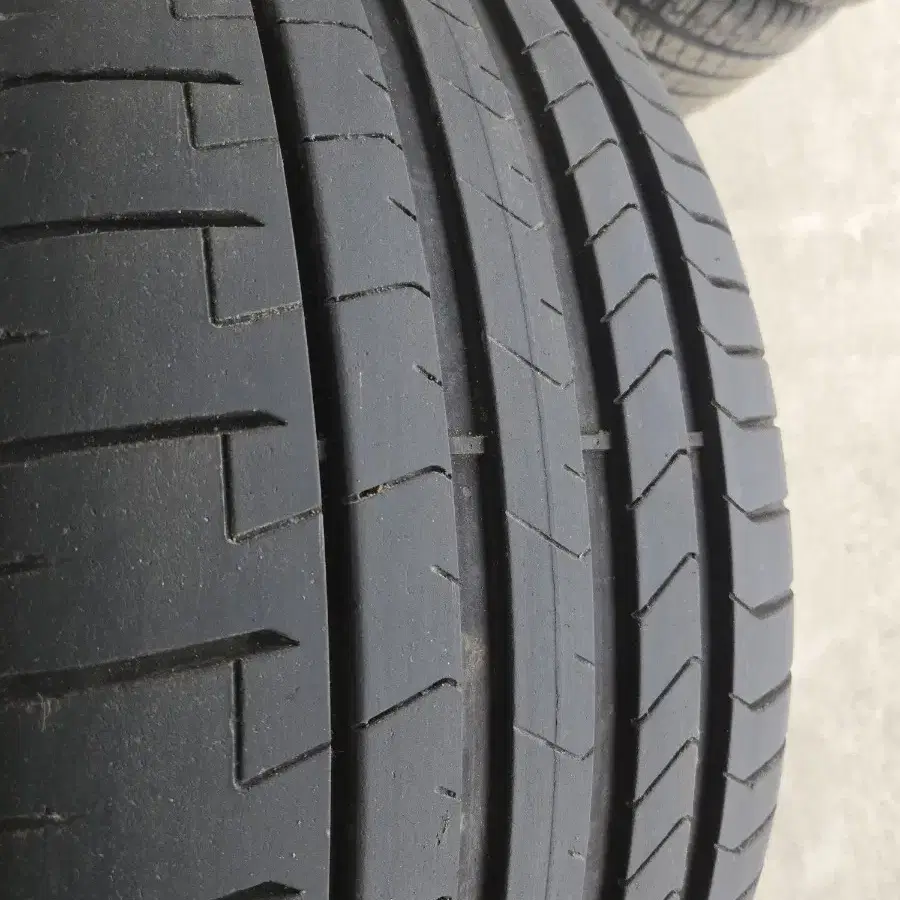 255/35R21 285/30R21 피렐리 2개